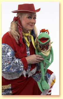 Small picture of Margaret Clauder with a frog puppet.